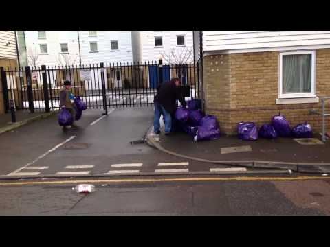 بالفيديو.. معركة “تنس القمامة” بين جارين في بريطانيا