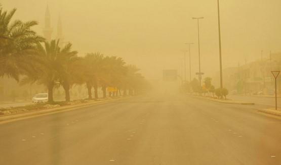  قطع طريق الرويشد بشكل مؤقت نظرا لانعدام الرؤية بسبب الغبار