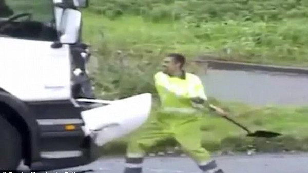 بالفيديو  ..  شجار "جنوني" بالمجاريف بين سائقي شاحنات 