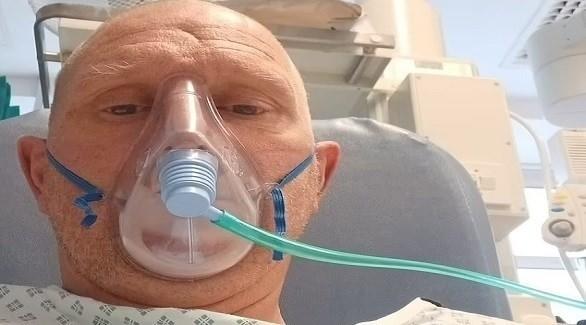 يحتفل بنجاته من الموت بأعجوبة بأخذ اللقاح المضاد لكورونا