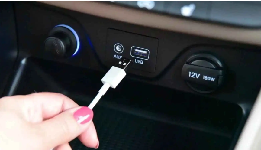 لماذا يبدو شحن الهاتف عبر منفذ USB في السيارة بطيئا؟