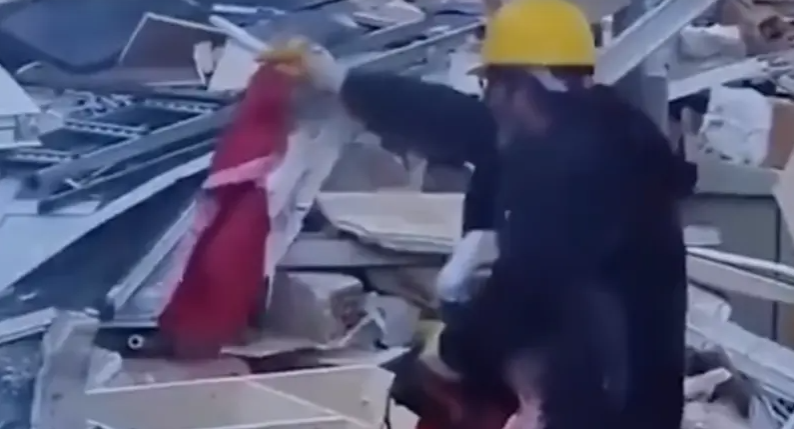 سحب معطفها من الركام ..  فيديو هستيري لأب يصرخ وينادي طفلته