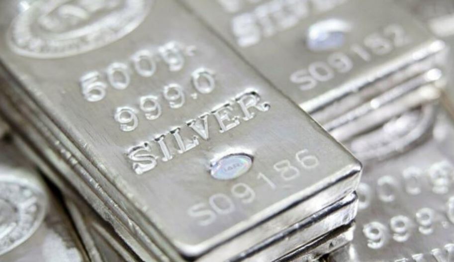 الفضة تفقد 13% من قيمتها خلال شهر وتهبط إلى أدنى مستوى منذ عام