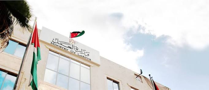 العمل تحدد فئتين من العمالة الوافدة ستُدرج بحقهما إشارة "تسفير"