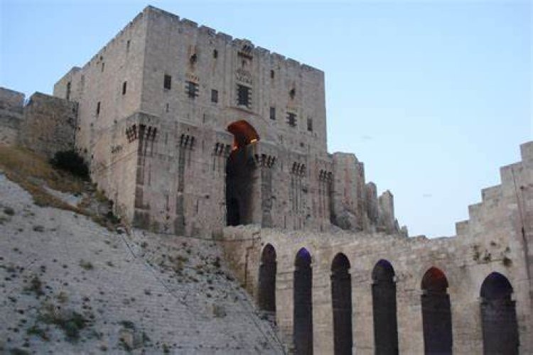 تضرر قلعة حلب التاريخية جراء الزلزال المدمر