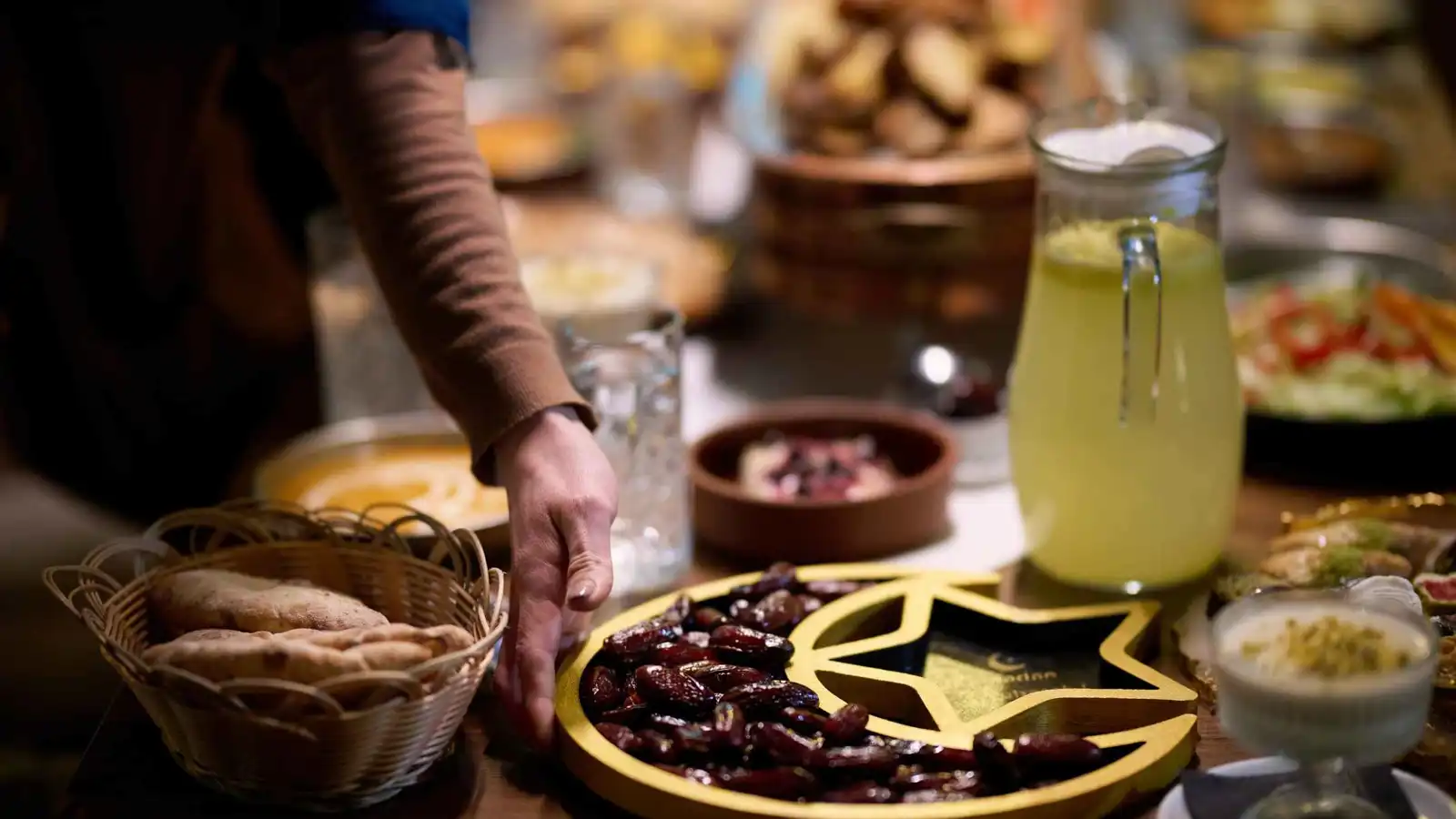 كيف يحافظ الصائم على وزنه وسط "فخ موائد الإفطار"؟