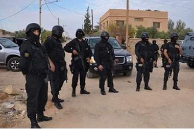 القبض على مروّجين بعد مقاومتهما للقوة الأمنية في عمان وضبط سلاحان ناريان و 14 كف حشيش "صور"