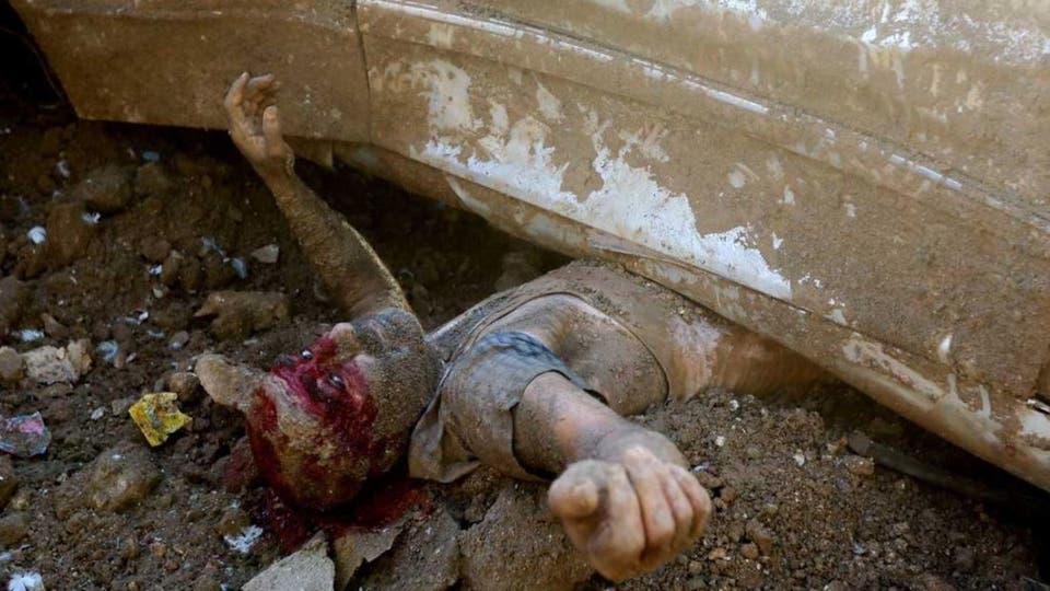 من بيروت ..  كان جثة تحت سيارة حتى رفع يده طالباً مساعدة! ..  صور 