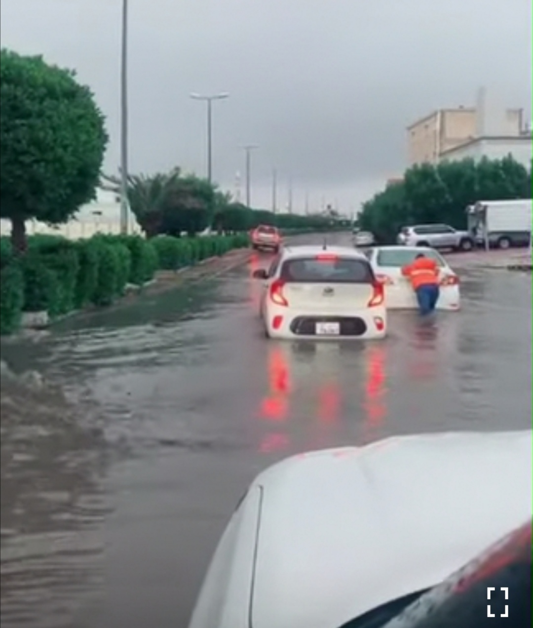 شوارع الكويت تغرق ..  الأمطار تعطل المدارس