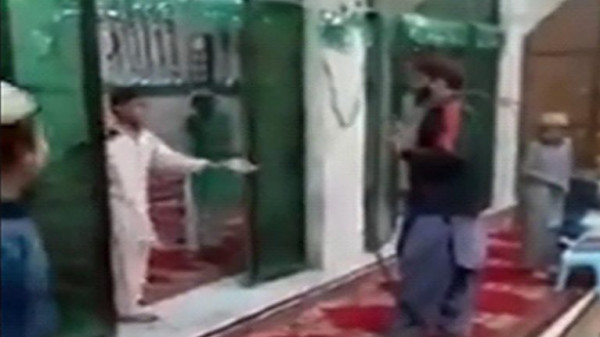 فيديو مُروع يفضح قسوة محفظ قرآن بضرب طلابه الأطفال في الباكستان  .. "تفاصيل"