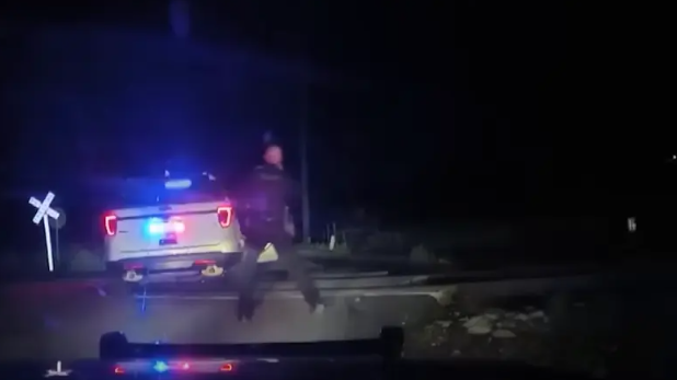 فيديو يحبس الأنفاس ..  قطار يصطدم بسيارة شرطة بداخلها فتاة