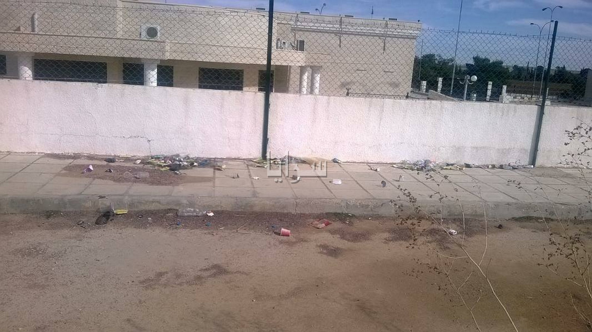  بالصور  .. مكرهة صحية ومرافق متهالكة في صالة رياضية وملعب الربة بالكرك