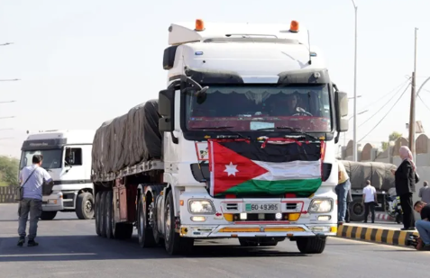 سائق شاحنة مساعدات  ..  أردني يرفض التوقف للمستوطنين  - فيديو 