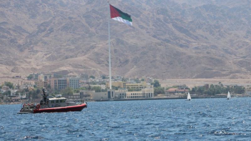 إجلاء 13 سائحا و2 من طواقم قارب متوسط الحجم جنح في خليج العقبة