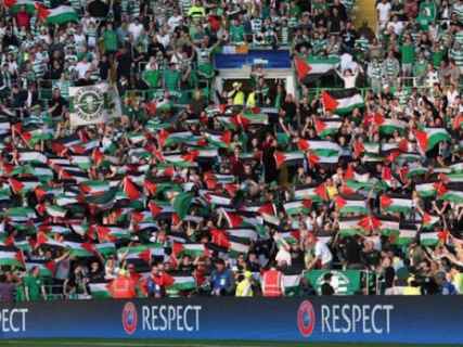 المشجعون: “امنحوا (إسرائيل) التي ترتكب إبادةً جماعيّةً بطاقةً حمراء”… مناصرة فلسطين تُسيطِر على الملاعب  