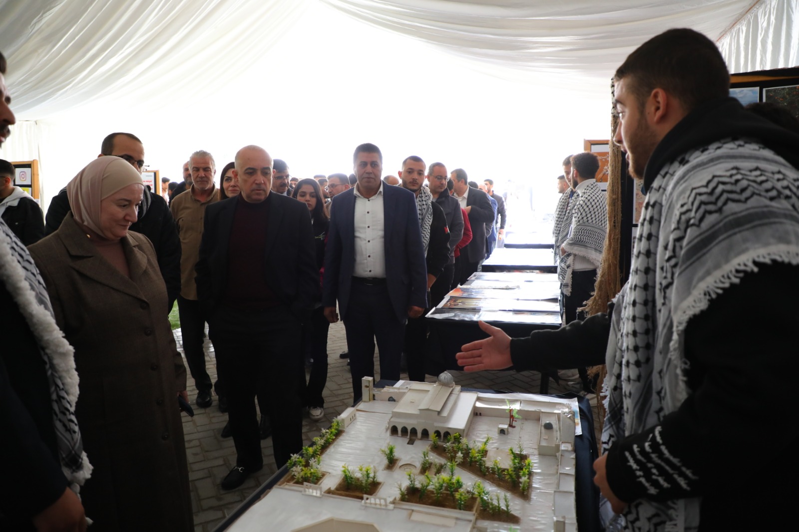 التطبيقية تقيم "معرض طوفان الأقصى" بتنظيم من الجالية الفلسطينية