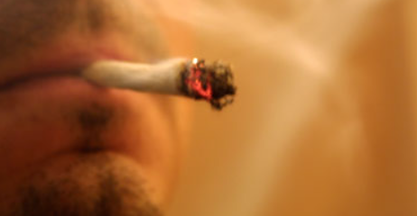 زوجي مدمن حشيش منذ سنوات وأخشى على ابني من تقليده