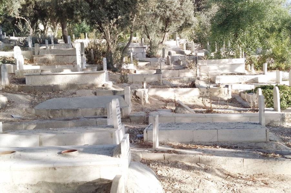 "سعر القبر وصل 800 دينار" ..  "سماسرة" يتاجرون بقبور تجاوز عمرها 100 عام في صويلح  