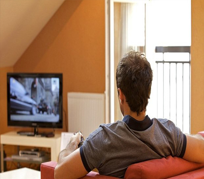 شاب أمريكي يشاهد التلفاز لمدة 94 ساعة متواصلة لهذا السبب الغريب! ‏