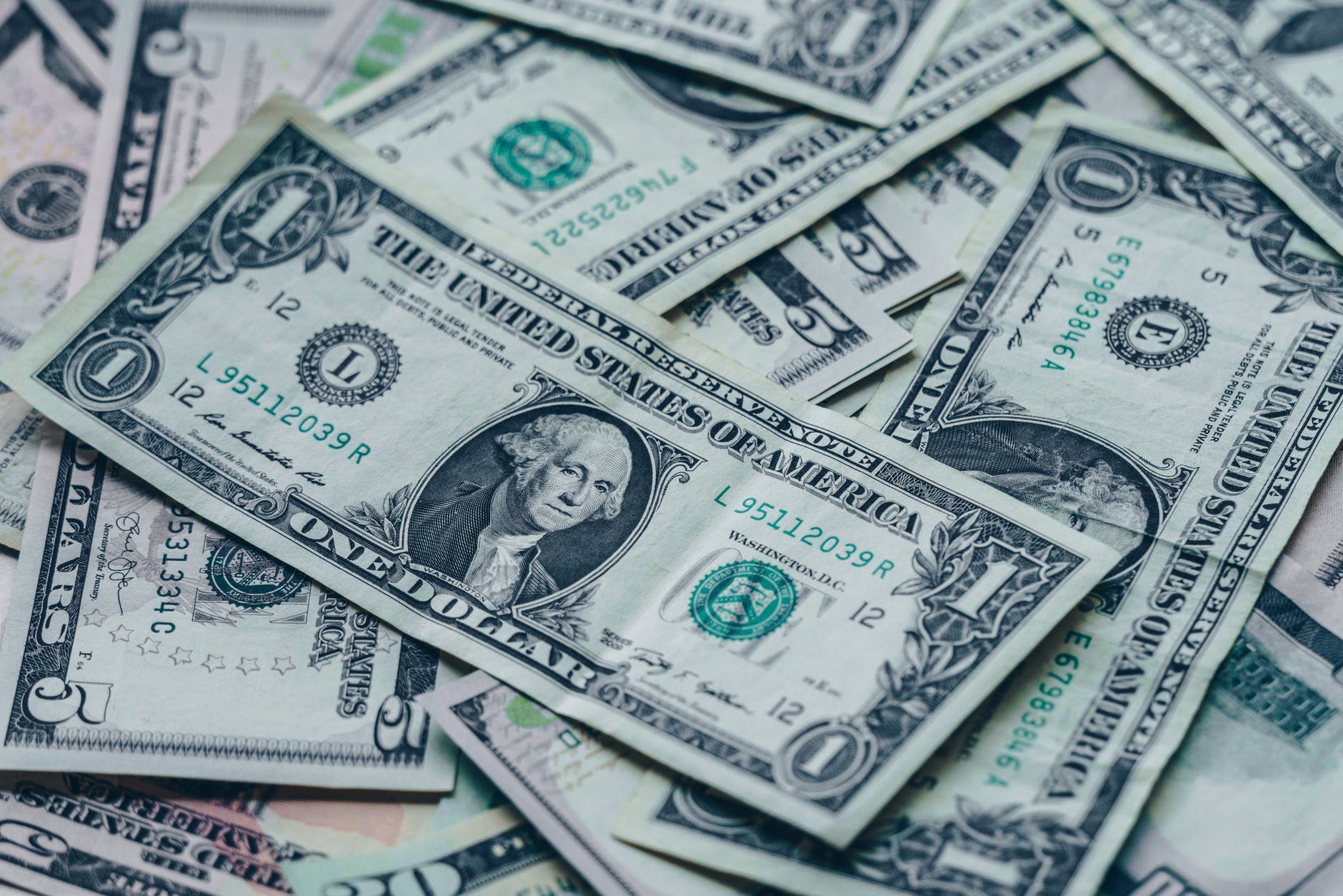 الدولار يواصل انخفاضه ويتجه لأكبر تراجع شهري في 10 سنوات