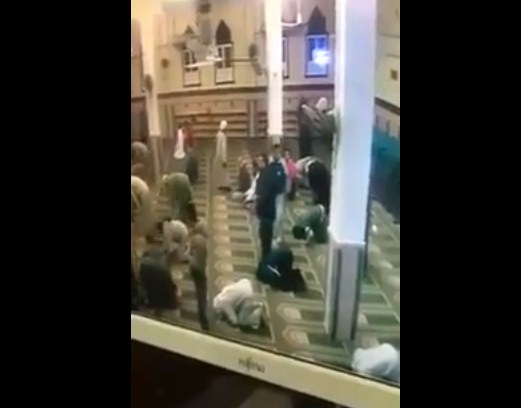 بالفيديو  ..  لحظة وفاة رجل اثناء سجوده للصلاة داخل مسجد