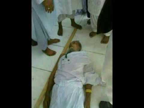 بالفيديو  ..  وفاة حاج هندي أثناء الطواف بإحرامه