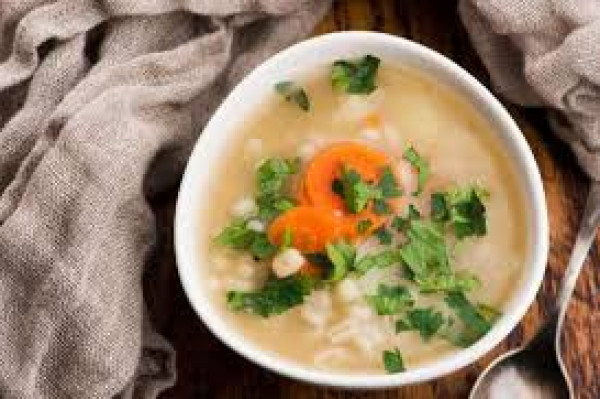 طريقة عمل شوربة الدجاج بالجزر والزنجبيل اللذيذة
