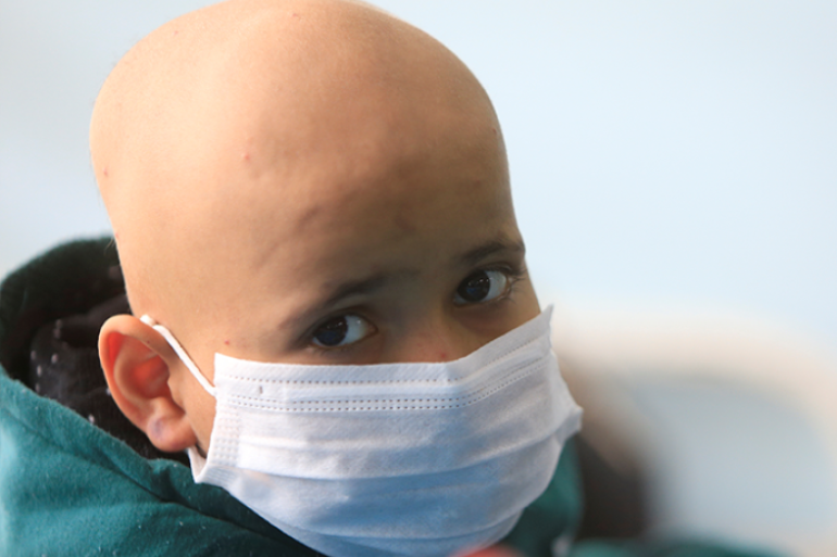 طفل مصاب بالسرطان يواجه المعاناة بين العلاج والفقر  ..  فمن يسانده؟