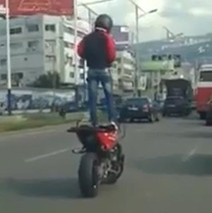 بالفيديو ..  "مجنون رسمي" يقود دراجته النارية "واقفاً" في لبنان