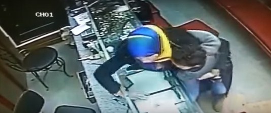بالفيديو  .. امرأة تسرق ذهباً بسرعة البرق