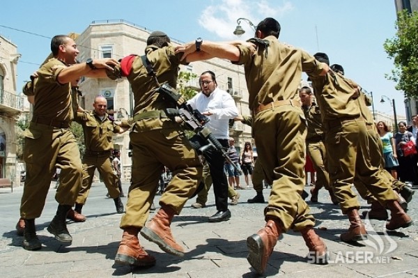  جنود "ديمونا" رقصوا بملابس نسائية بعد عودتهم من غزة