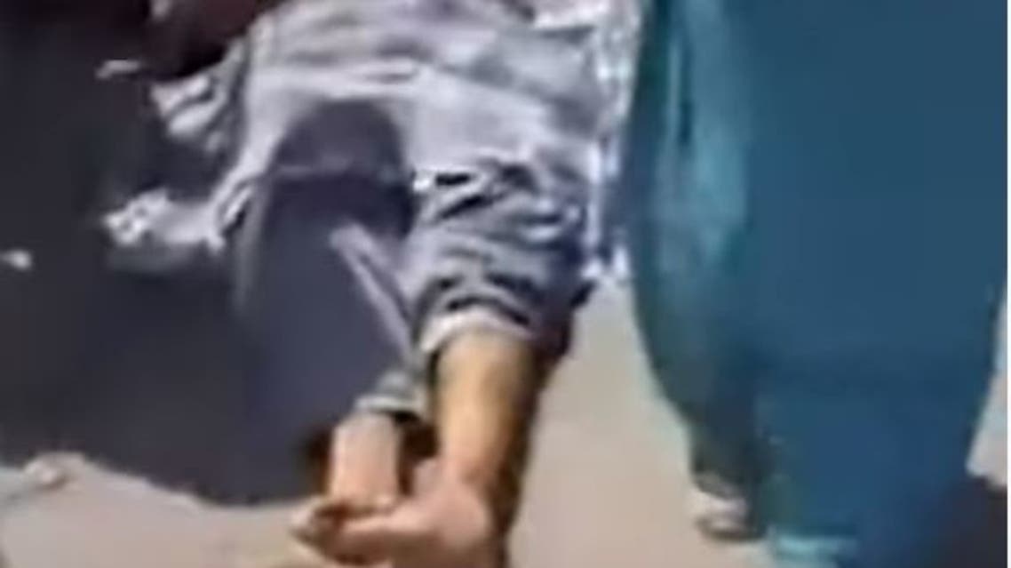 فيديو بشع لما بعد الكارثة ..  جثث وأشلاء أفغان سقطوا من الطائرة