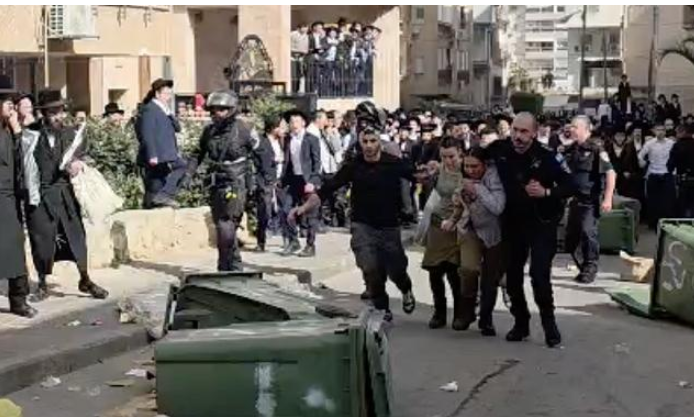 اعتداء على مجندات إسرائيليات في بني براك يشعل سجالًا سياسيًا واسعًا