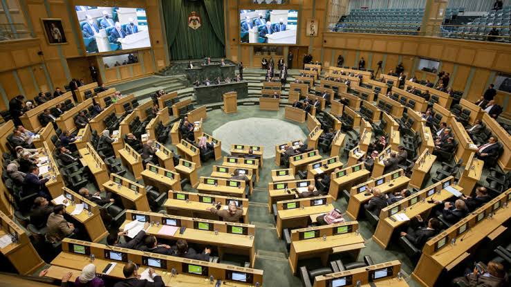 موظفون يطالبون بمراجعة قانون الموارد البشرية الجديد وإنصاف المعينين بعد 1 تموز 2024