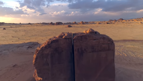 بالفيديو ..  عالم سعودي يفسر سبب انشطار “صخرة تيماء”