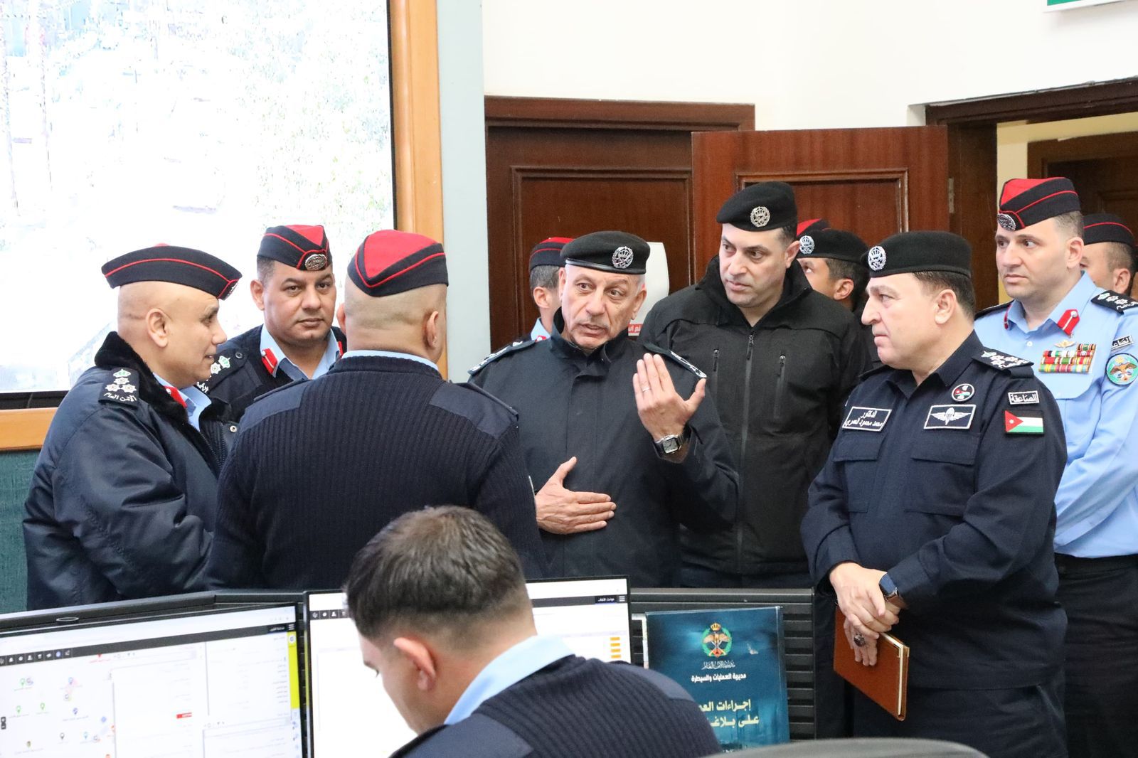 جولات تفقدية للواء المعايطة على غرفة العمليات ومركز 911 لمتابعة الاستجابة للطوارئ