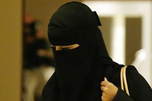 سعودية  تتهم والدها بالتحرش بها  ..  لتخفي علاقتها بشاب فض بكارتها 