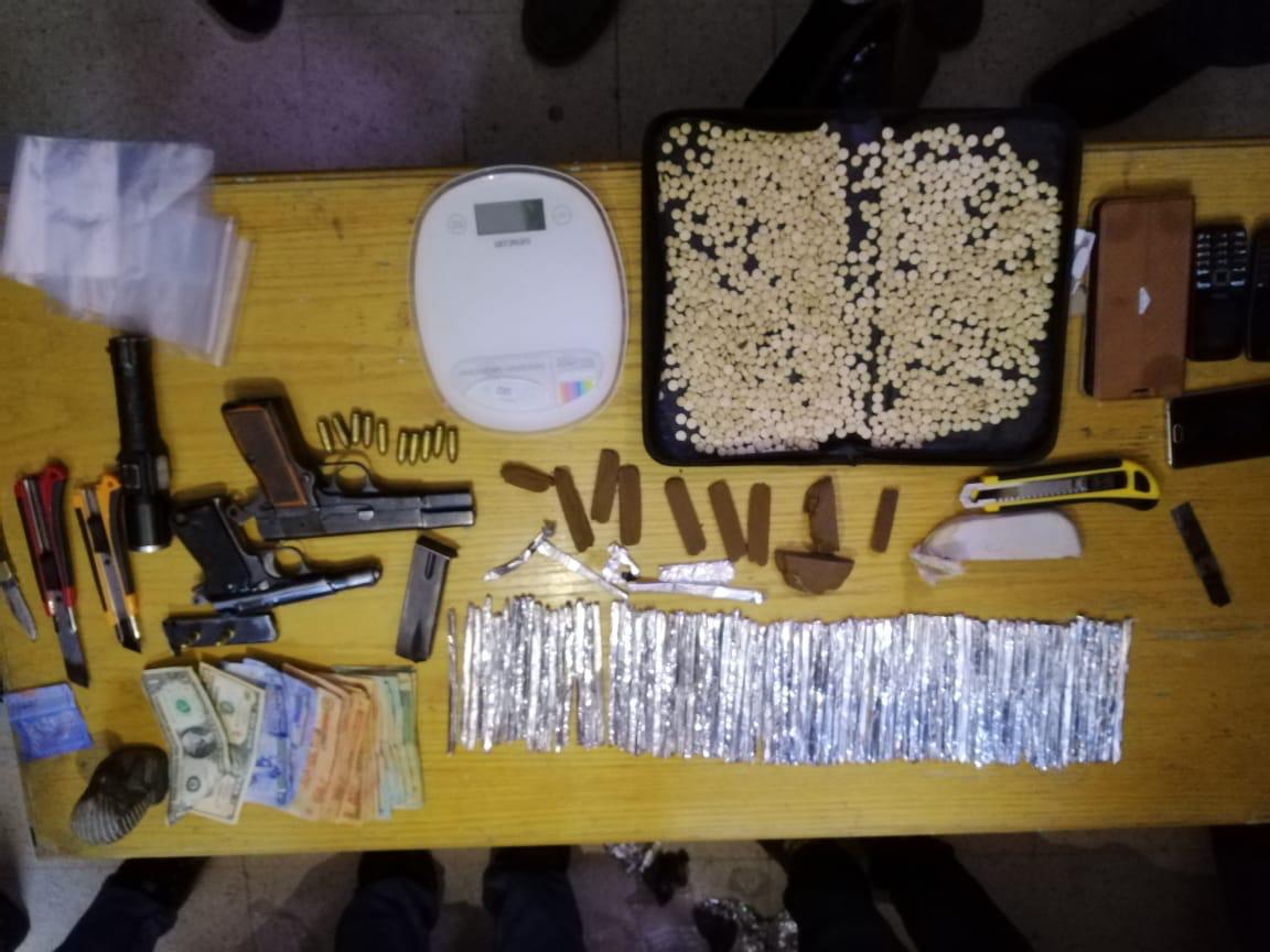 بالصور  ..  القبض على 7 مروجين و حائزين للمخدرات أحدهم "مصنف بالخطير" شرق عمان