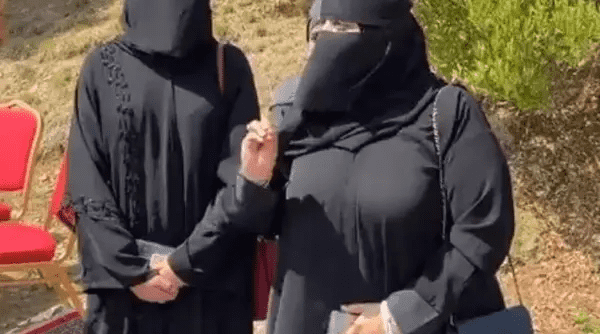 سعودية احتضنت يتيمة غدت حديث التواصل ..  هذه قصتها