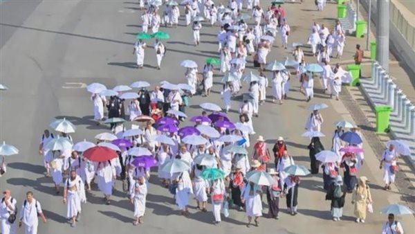للوقاية من الإجهاد الحراري ..  الفرق الصحية في منشأة الجمرات توزّع أظرفًا مثلّجة على ضيوف الرحمن