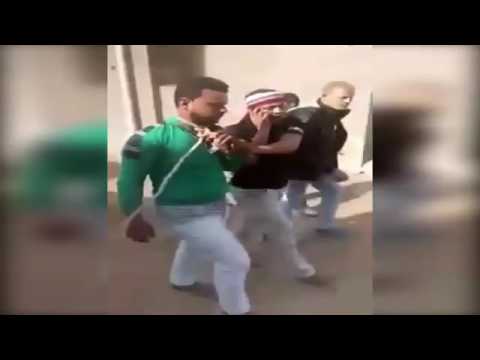 بالفيديو ..  بلطجية يربطون شاباً بحبل ويجرونه من رقبته بوسط الشارع 