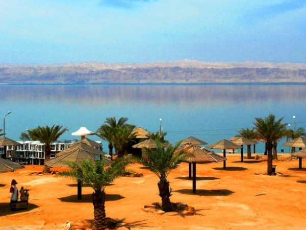شاطئ البحر الميت السياحي يستقطب 4 آلاف زائر نهاية الأسبوع