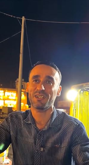 "الناس بتحب ضحكتي وزبايني على راسي" ..  "إبراهيم الحمصي" يروي حكايته مع بيع الذرة ويكشف سر ابتسامته الدائمة - فيديو         