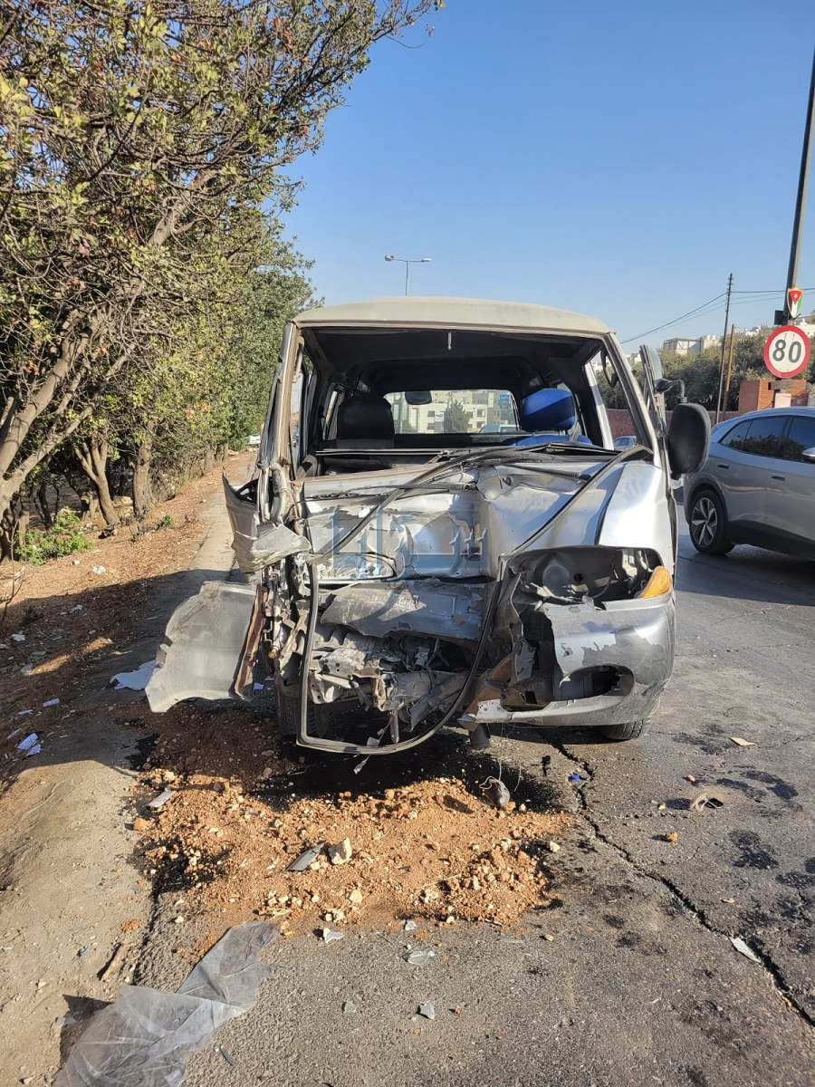 حادث تصادم بين مركبتين على طريق ياجوز  ..  صور 