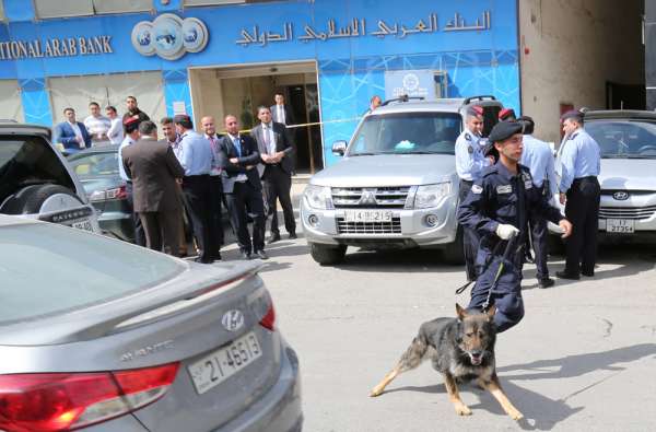 الملقي طلب نشر " اسم وصورة " منفذ عملية السطو  .. والحمود يتمسك بقراره
