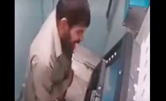 بالفيديو :ابتلع الصراف الالي بطاقته فأعادها بالقوة