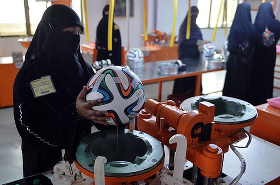 بالصور والفيديو ..  محجبات حاضرات "بقوة" في ملاعب المونديال