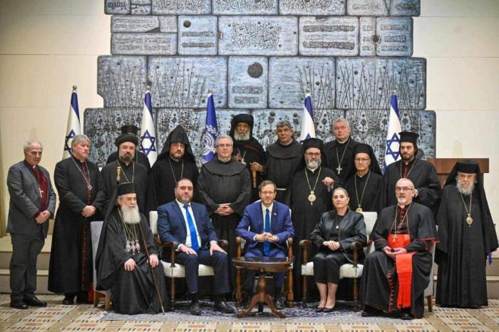 أردنيون مسيحيون يدينون لقاء رؤساء كنائس فلسطين برئيس الكيان - أسماء