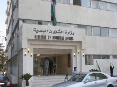 البلديات والمالية تنسقان لصرف علاوات إضافية لموظفين