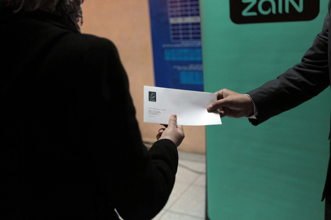زين تنهي المرحلة الثانية من حملتها لتوزيع قسائم محروقات على العائلات المستورة